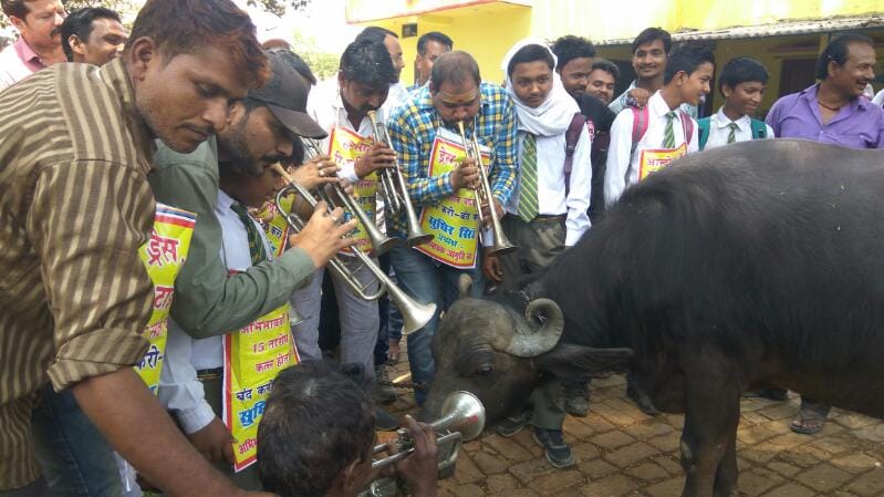 Aajab-Gajab: against increase in fees protested in Varanasi like this