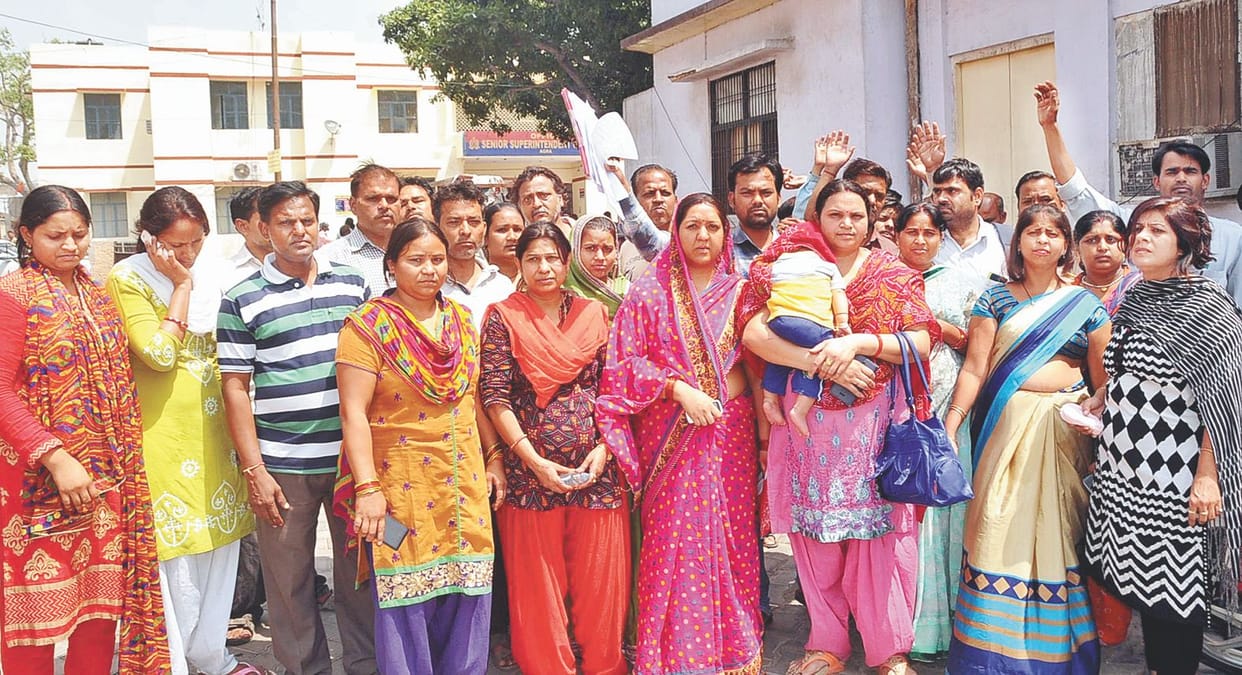 protest on collaborate against fee hike in noida 