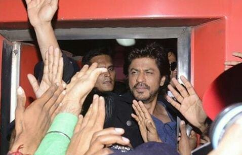 shahrukh khan get relief in kota station stampede during the raees promotion