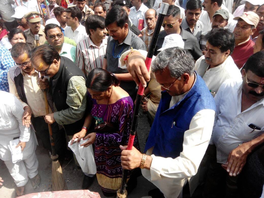 trivendra singh rawat clean kedarghat in uttarkashi