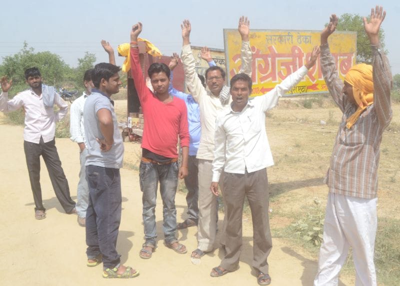 bamanee mein ek dukaan mein chal rahe sharaab ke teen thekee