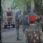 आग पर काबू पाते सेना के जवान