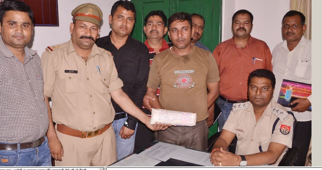 Detained smugglers including one and a half kilos of char