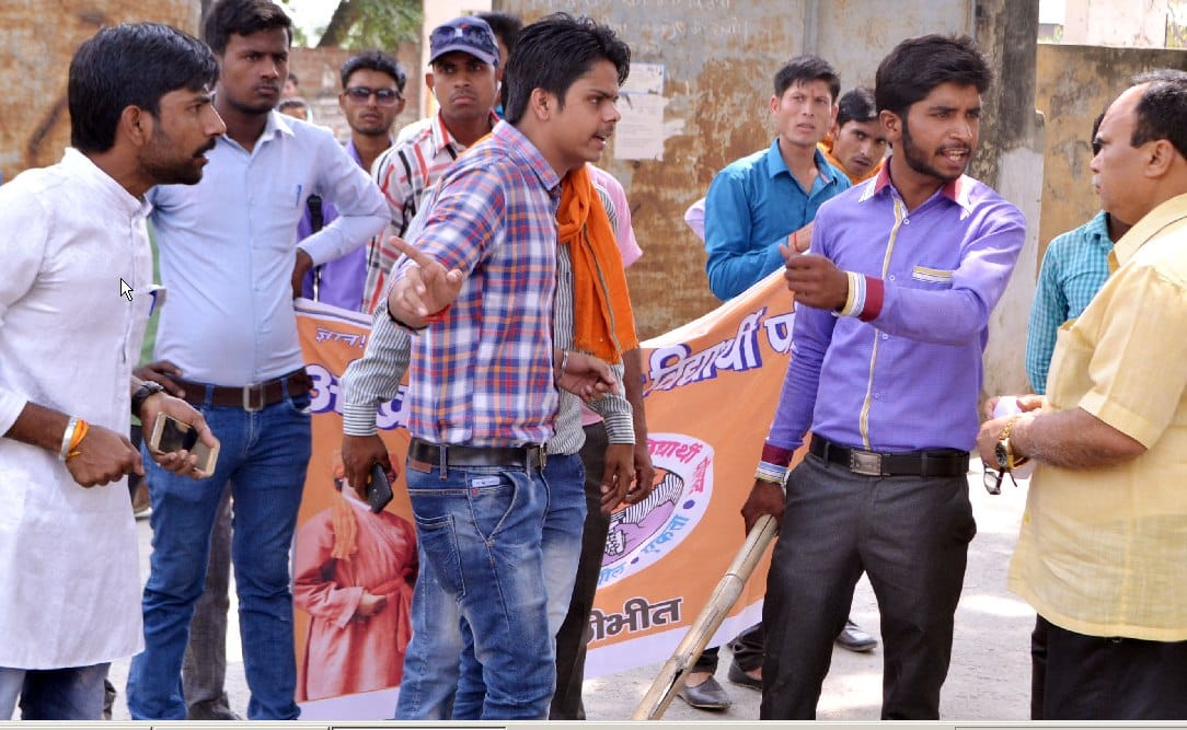 ABVP blasts the effigy of UMV spokesman