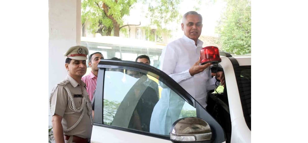 Himachal Governor Dev Vrat Removes Red beacon From His Vehicles.