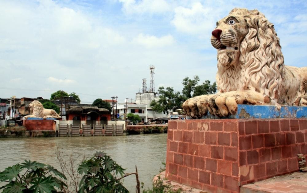 aqueduct flows over the river in roorkee
