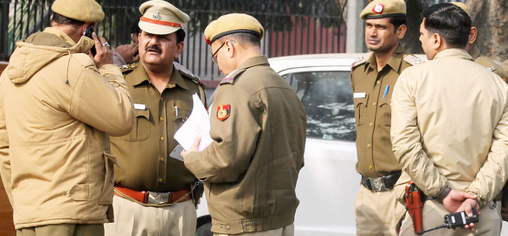 delhi policeman dragged 300 meter during checking