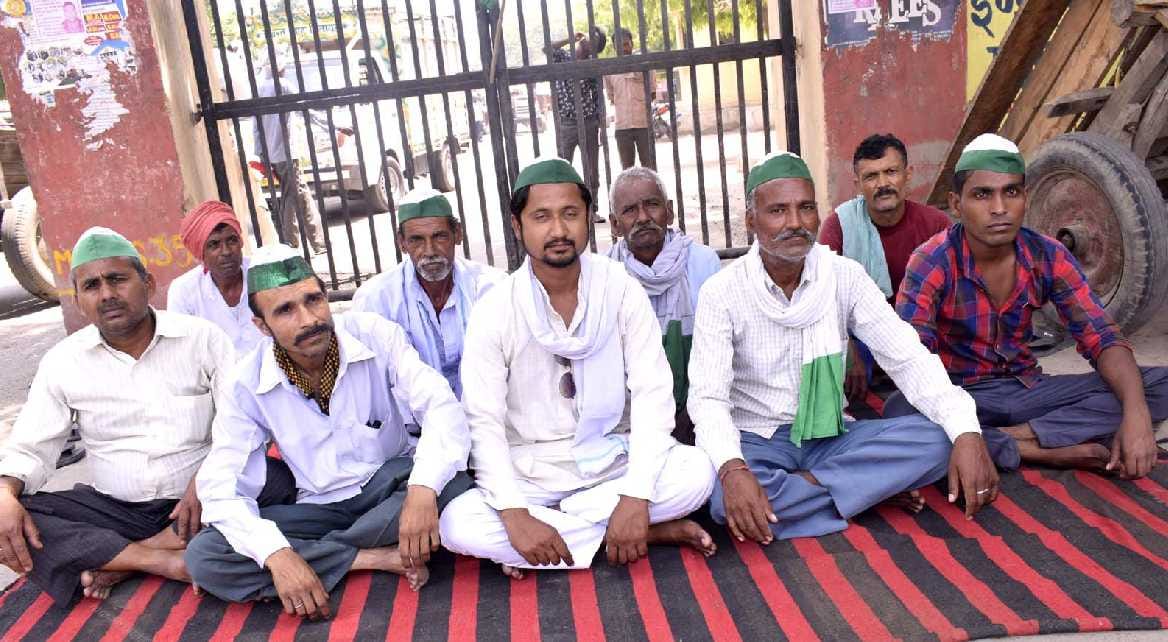 Bhikiyu gave a dharna to open wheat procurement center in Mandi