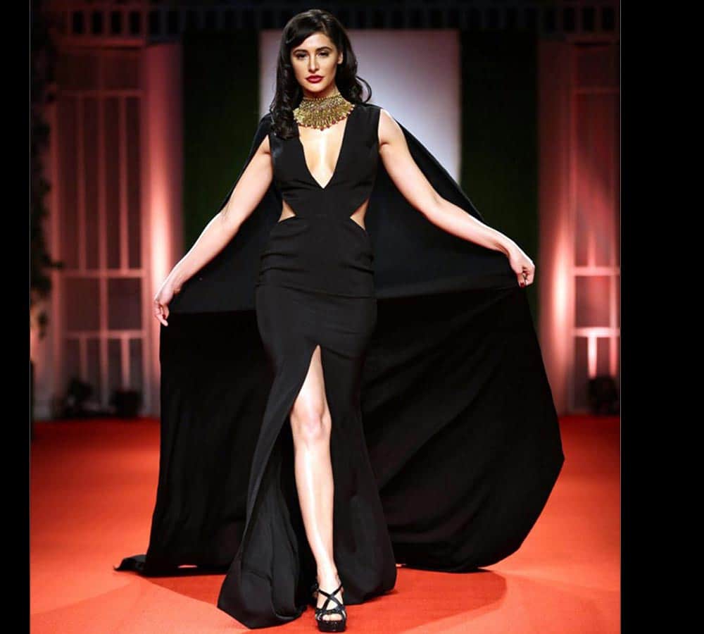 bollywood actress nargis fakhri worst dressing sense