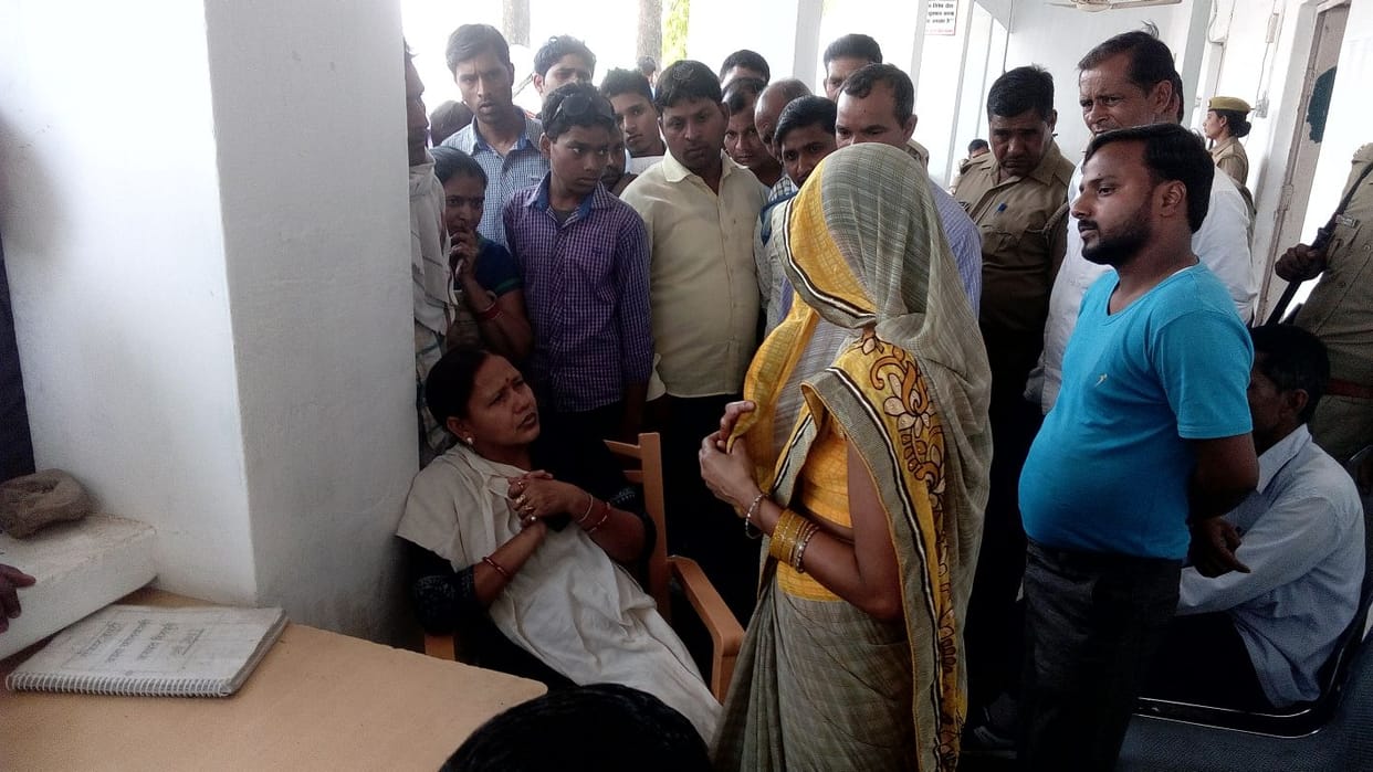 dampati ke parivaareejanon ne thaane mein kiya hangaama