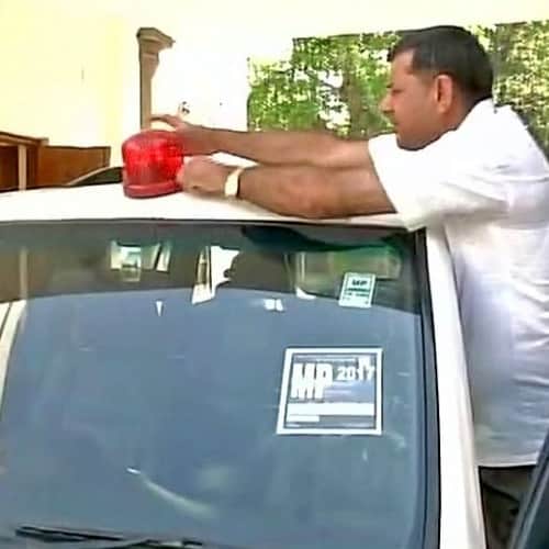 Red Beacon 'Lal Batti' Banned From May 1, Leaders remove lal batti voluntarily