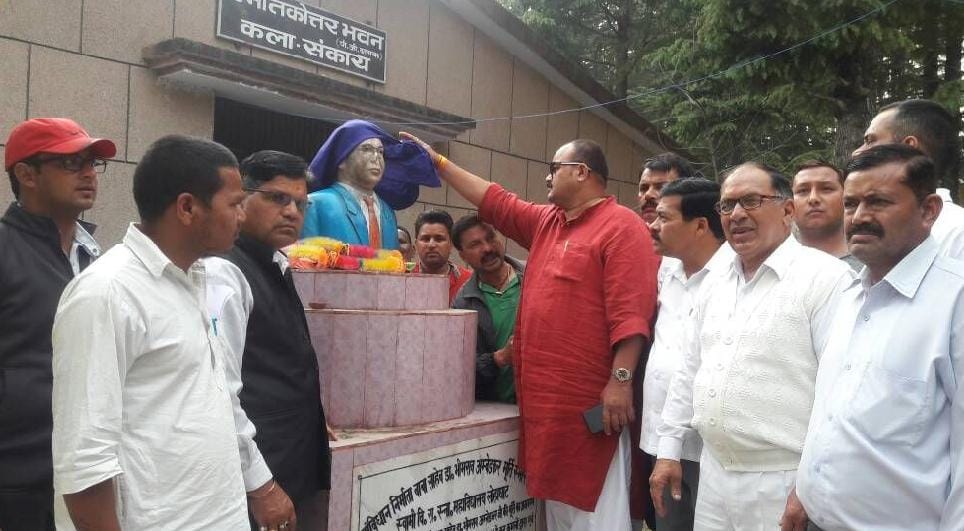MLA saw statue