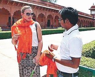 Saffron 'Ramanami' dupatta removed from models in Taj
