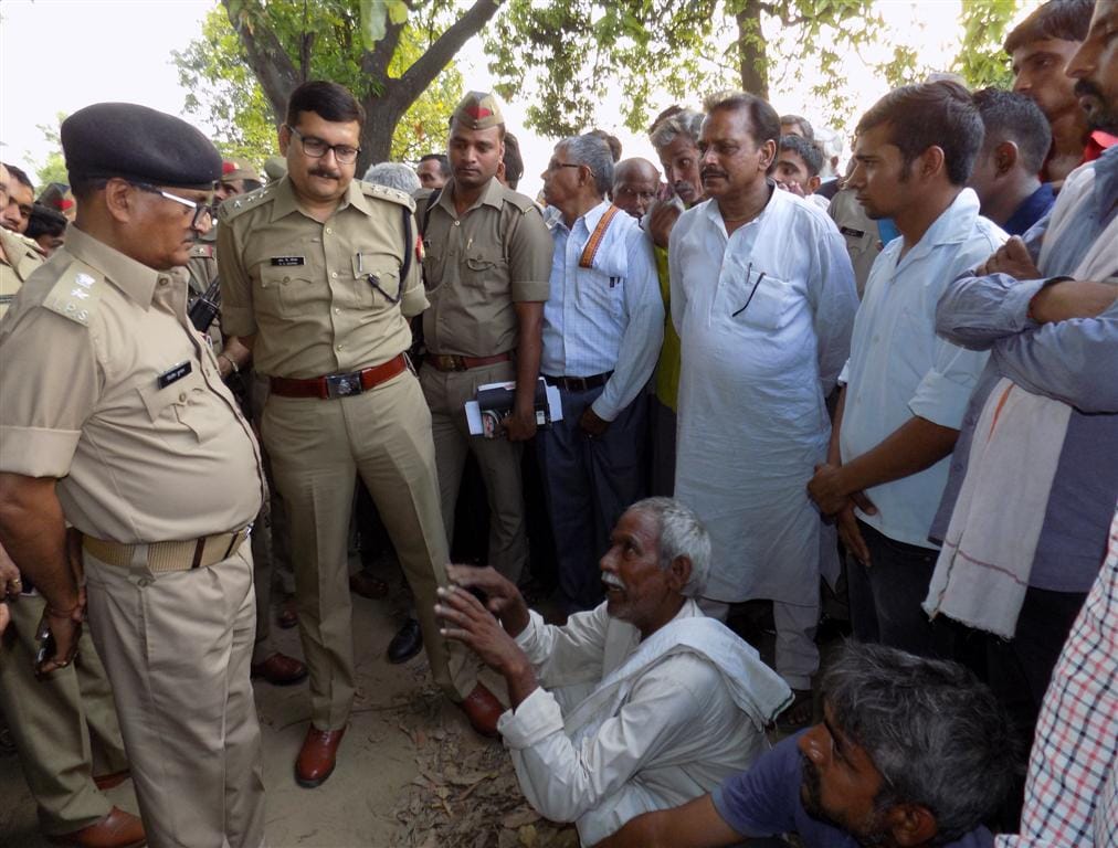 The body of the farmer was hanged on the tree