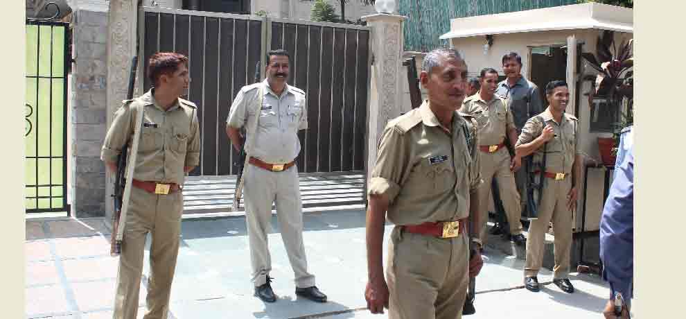 former OSD Yashpal tyagi gets 1 lakh salary, use to convoy of luxury cars