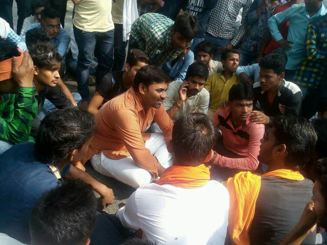 student protest against changing exam centre in sultanpur