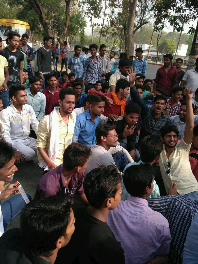student protest against changing exam centre in sultanpur