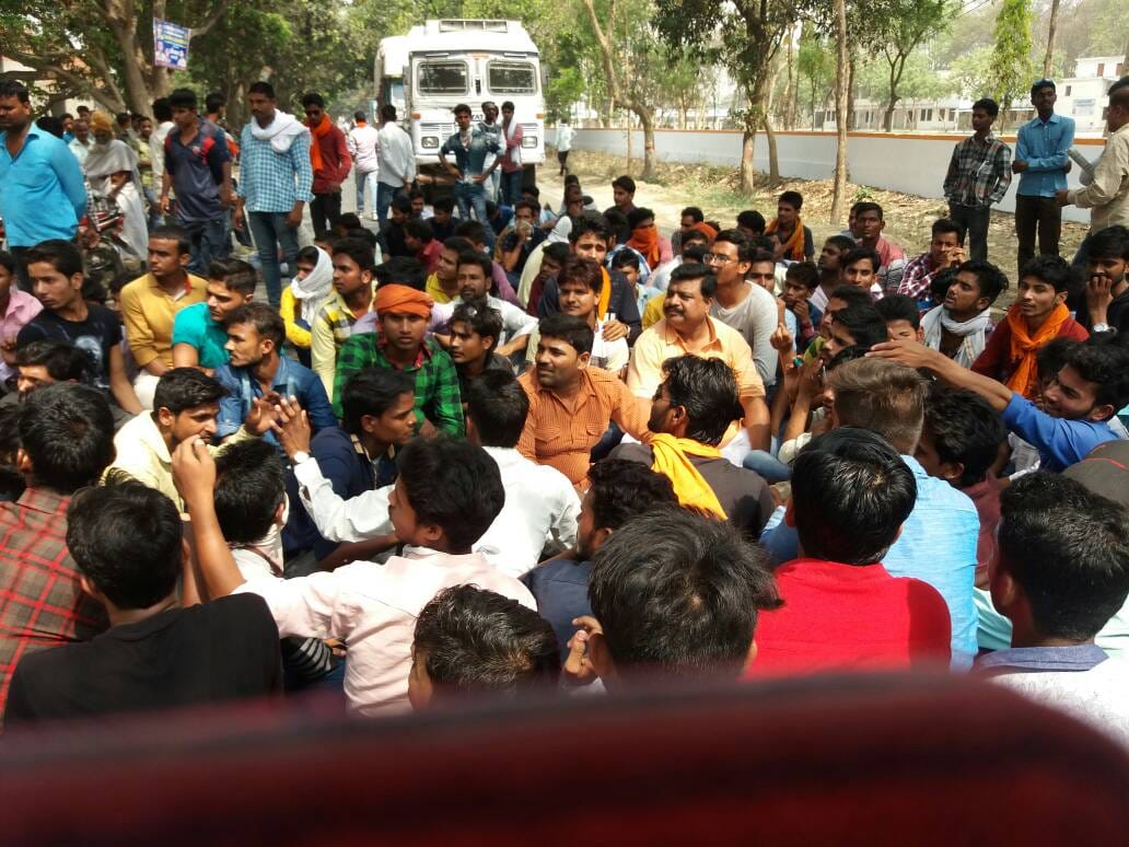 student protest against changing exam centre in sultanpur