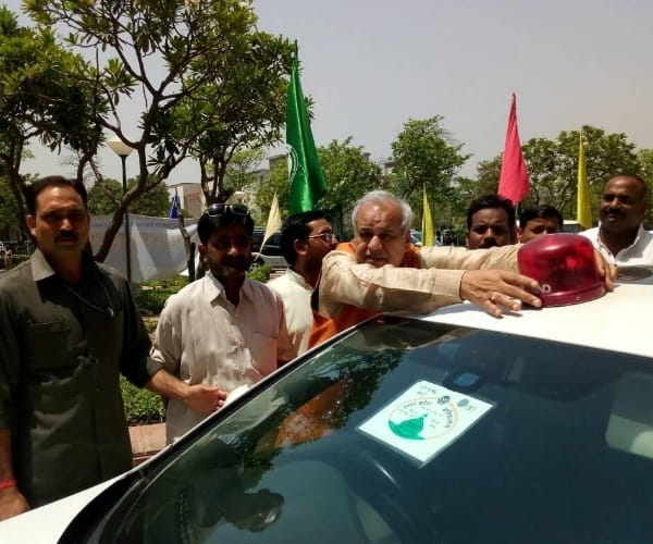 ministers in UP removed red beacon from their cars.