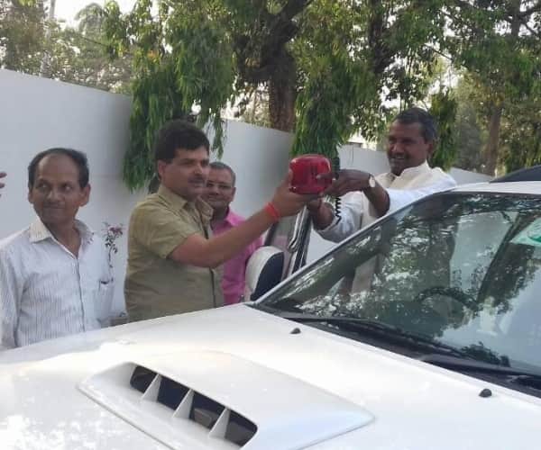 ministers in UP removed red beacon from their cars.