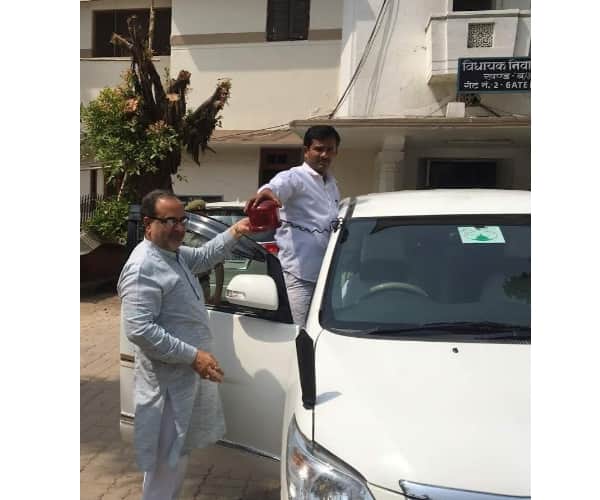 ministers in UP removed red beacon from their cars.