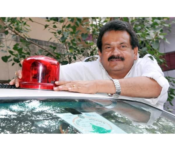 ministers in UP removed red beacon from their cars.
