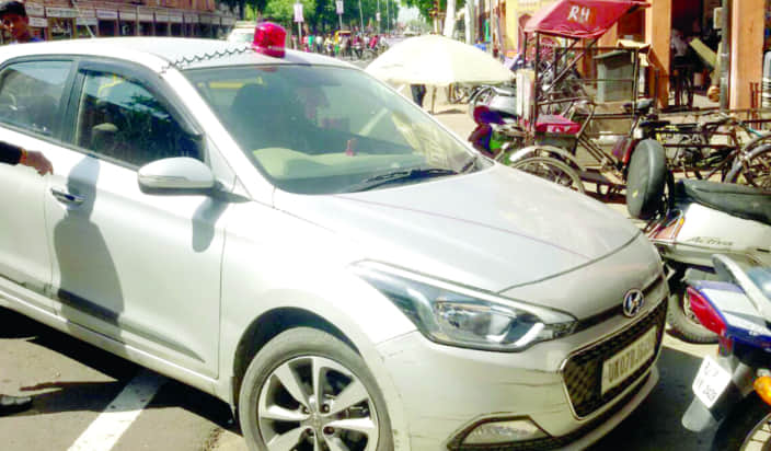 No red beacons on VIP vehicles, See many examples