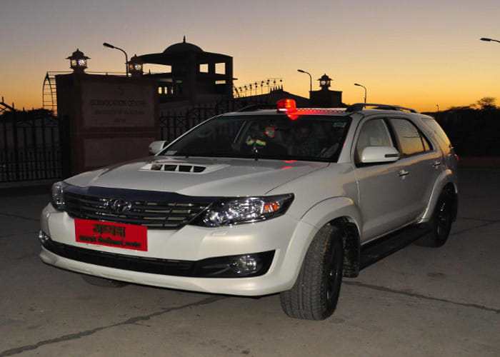 No red beacons on VIP vehicles, See many examples
