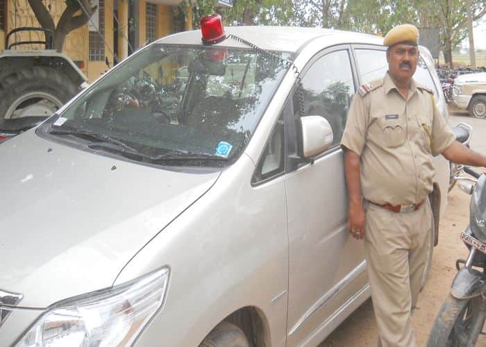 No red beacons on VIP vehicles, See many examples