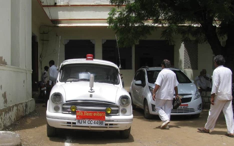 No red beacons on VIP vehicles, See many examples