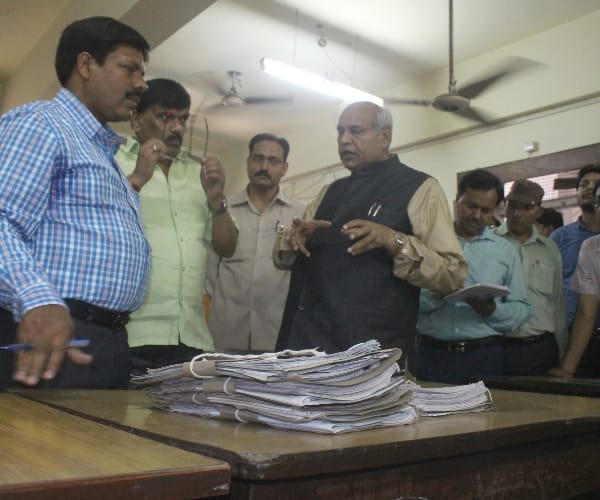 sudden inspection of UP minister satyadev pachori in khadi board office.