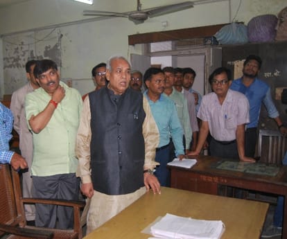 sudden inspection of UP minister satyadev pachori in khadi board office.