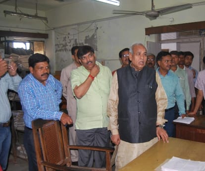 sudden inspection of UP minister satyadev pachori in khadi board office.