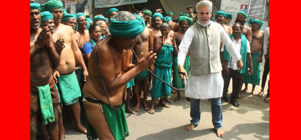 most bizzare protest at jantar mantar, this time man with modi mask attacks with hunter on farmers