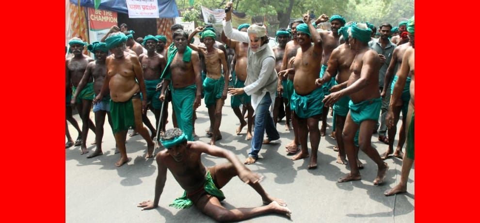 most bizzare protest at jantar mantar, this time man with modi mask attacks with hunter on farmers
