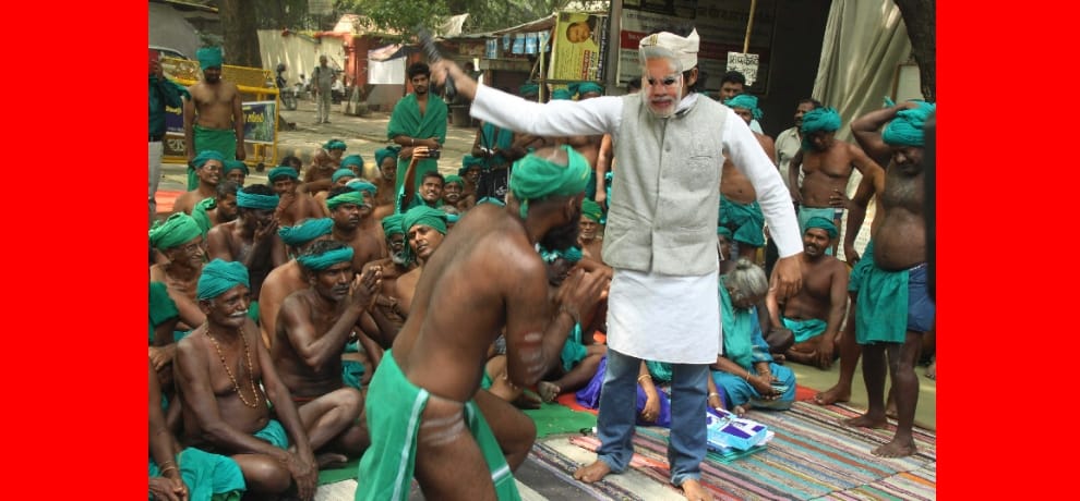 most bizzare protest at jantar mantar, this time man with modi mask attacks with hunter on farmers