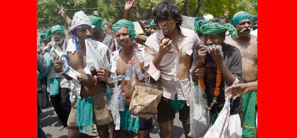 most bizzare protest at jantar mantar, this time man with modi mask attacks with hunter on farmers