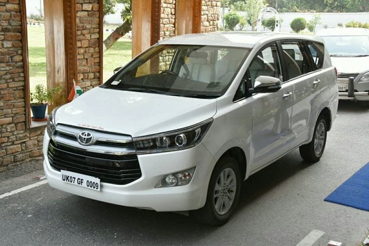 uttarakhand cm romeve Red beacon from car