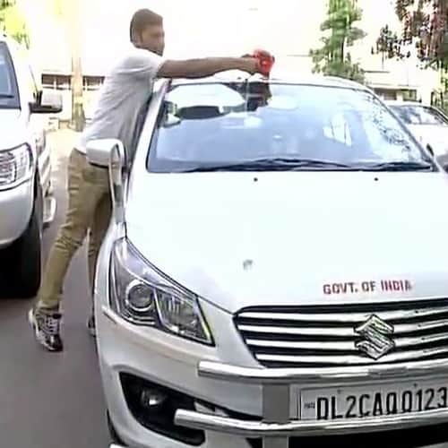 Red Beacon 'Lal Batti' Banned From May 1, Leaders remove lal batti voluntarily