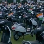 कर्मचारियों को दिया गया स्कूटर