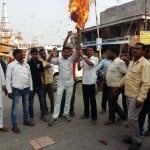 इटवा में पकिस्तान के प्रधान मंत्री का पुतला फूंकते भाजपा कार्यकर्ता।