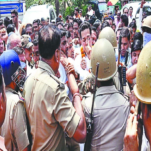 BJP MPs injured in stone pelting- commissioner, DM and SSP saved, view Photos