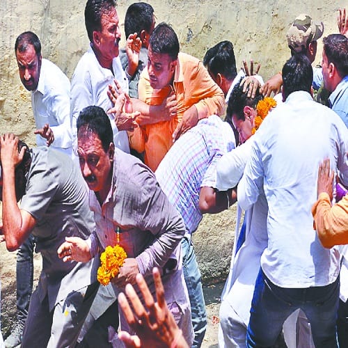 BJP MPs injured in stone pelting- commissioner, DM and SSP saved, view Photos