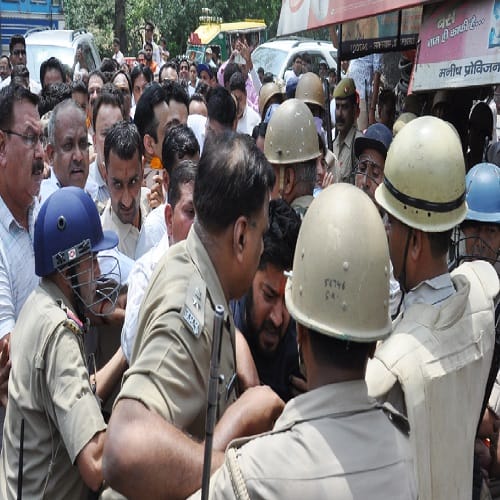 BJP MPs injured in stone pelting- commissioner, DM and SSP saved, view Photos