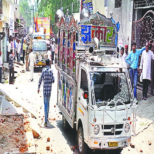 BJP MPs injured in stone pelting- commissioner, DM and SSP saved, view Photos