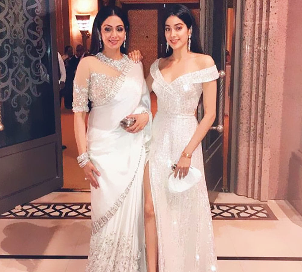 Sridevi daughter Jhanvi Kapoor SHAKES HER BOOTY while PARTYING with friends