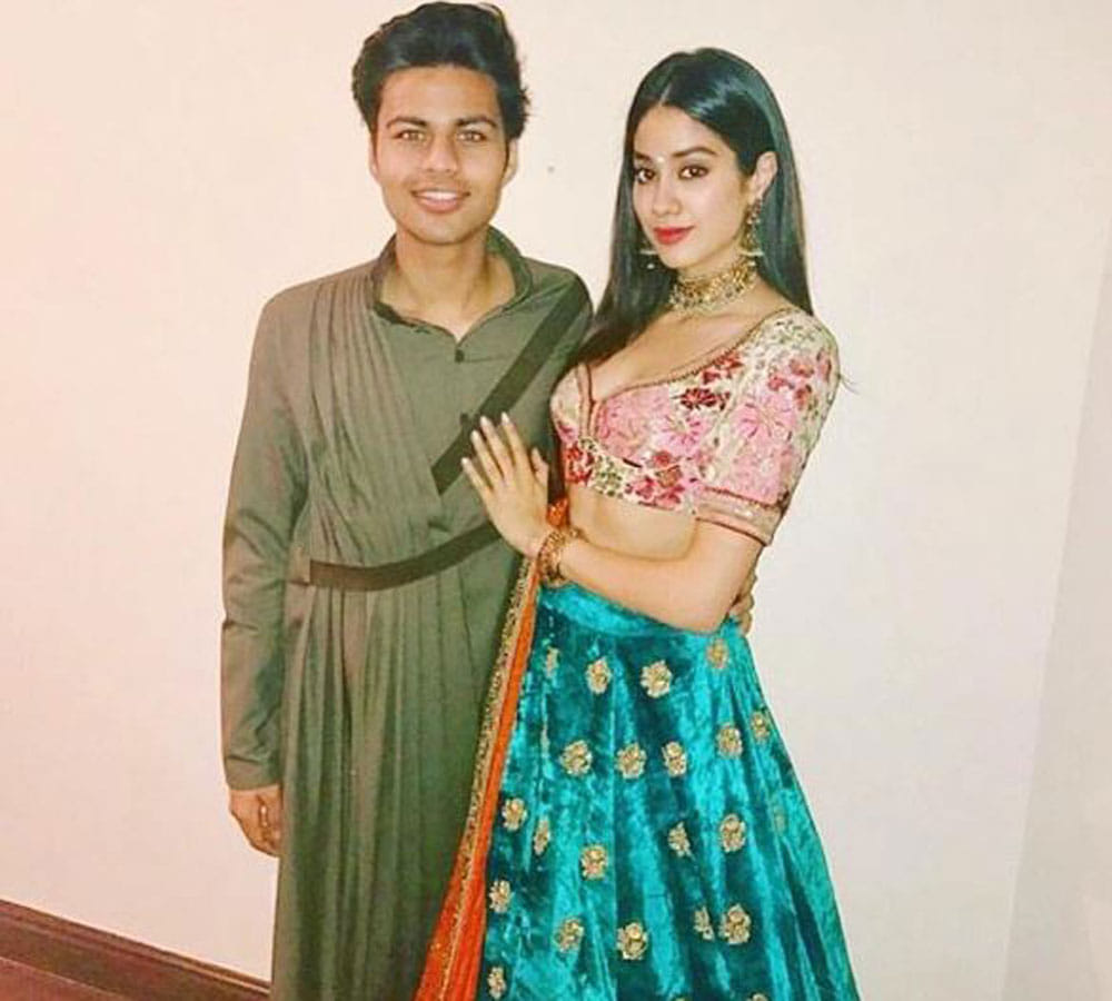 Sridevi daughter Jhanvi Kapoor SHAKES HER BOOTY while PARTYING with friends