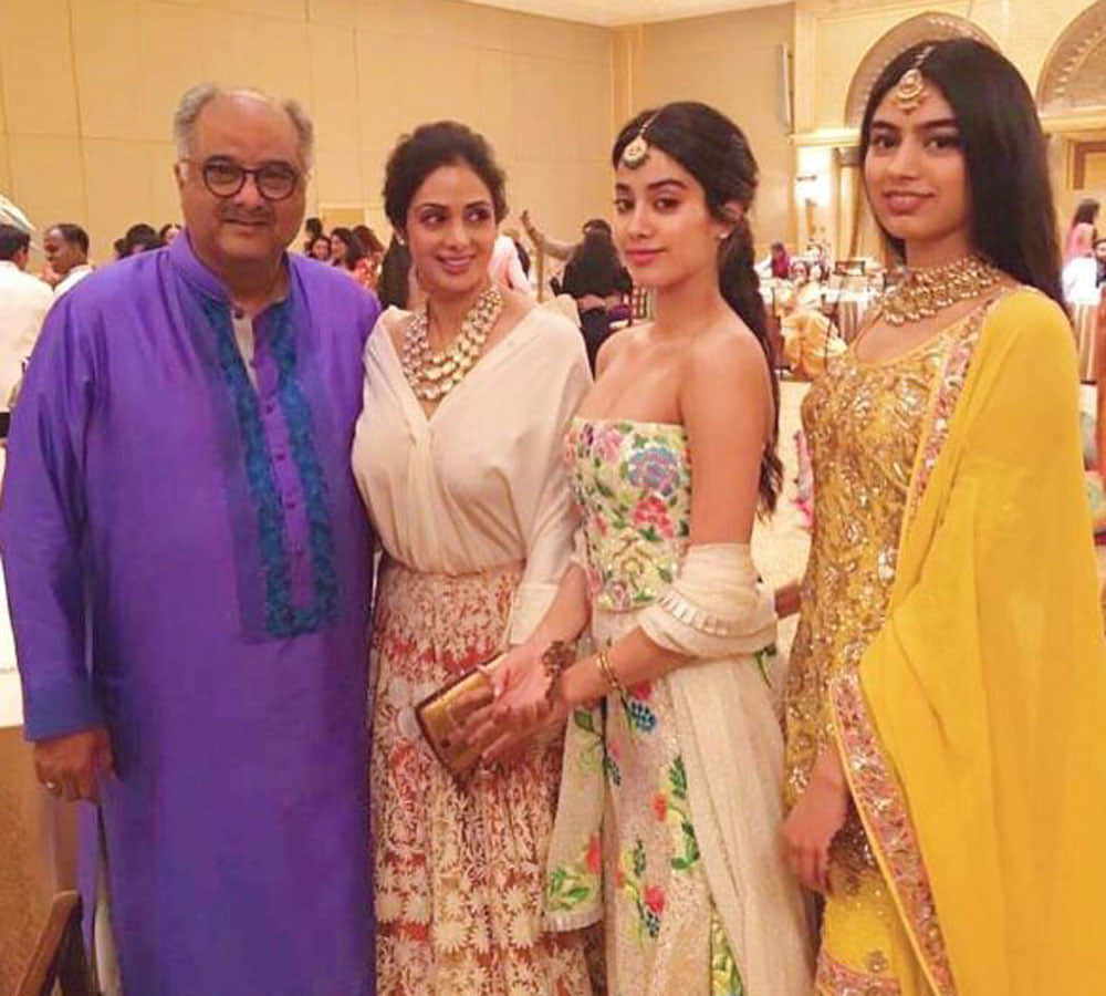 Sridevi daughter Jhanvi Kapoor SHAKES HER BOOTY while PARTYING with friends
