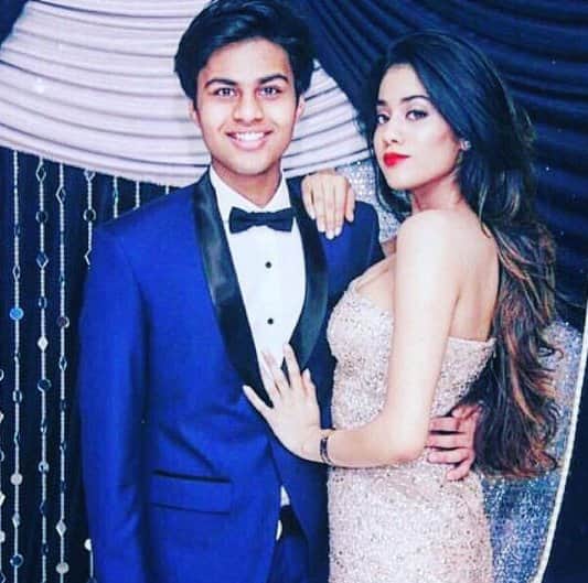 Sridevi daughter Jhanvi Kapoor SHAKES HER BOOTY while PARTYING with friends
