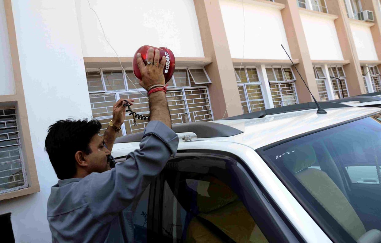 bjp ministers removed red barcon from vehicles